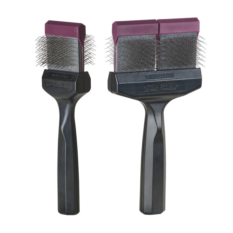 Brosse professionnelle de toilettage pour chien utilisee en routine professionnelle de La Rochelle